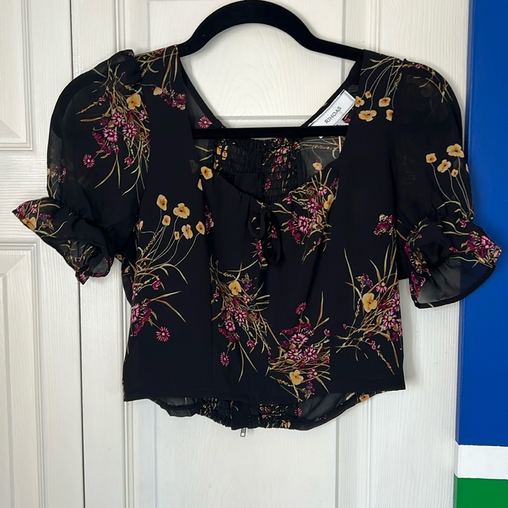 NWT RIHOAS Black Floral Crop Top blouse with zipper back - L
